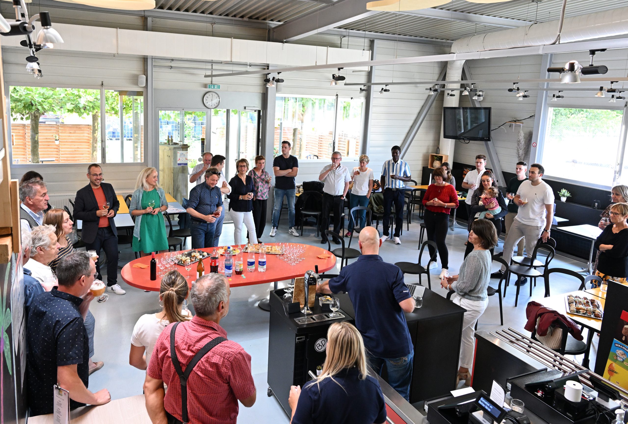 Apéritif de campagne avec les élu.e.s et les représentant.e.s des sections du PSJ (photos: Georges Henz)