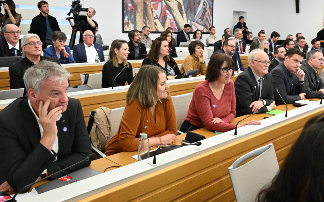 Parlement : le PS dénonce, revendique, propose et construit